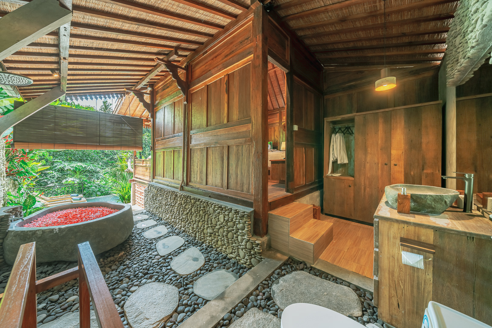 Saughina Outdoor Stone Bathroom